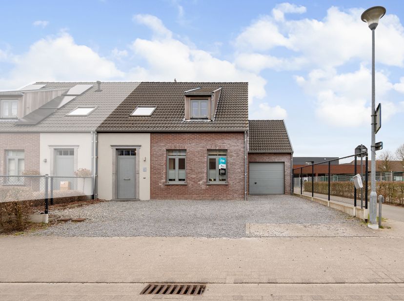 Deze recente woning is gelegen in een rustige, doodlopende straat in hartje Wichelen. Het naastliggend perceel wordt op dit moment omgetoverd tot een