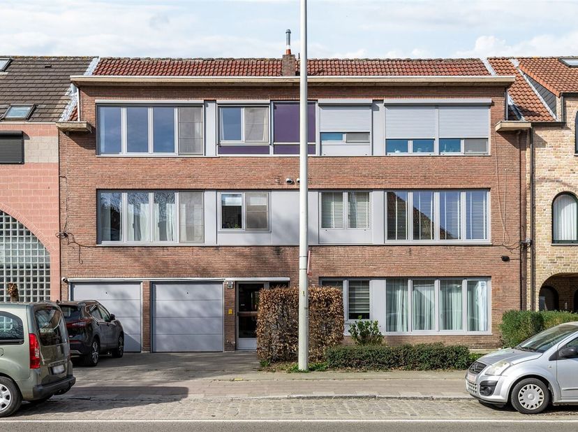 Prachtig Gelijkvloers Luxe-Appartement (154m²) met 4 slaapkamers, 2 badkamers, aangelegde tuin garage met autostaanplaats  (verplicht aan te kopen t.w