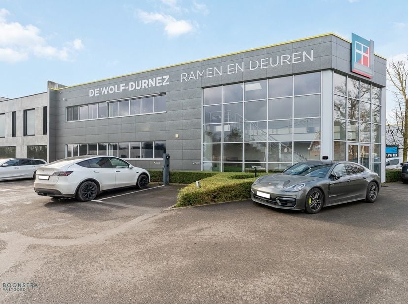 Op een uitstekende locatie te Heist-op-den-Berg bevinden zich deze kantoren van 565 m² met achterliggend magazijn van 620 m². U geniet hier van een ui