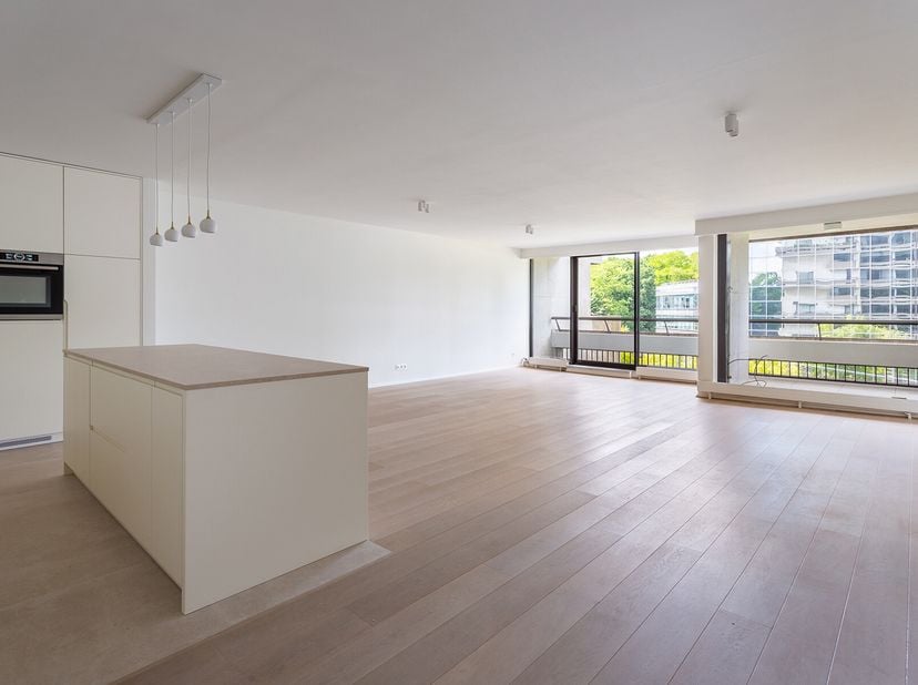 Nieuw gerenoveerd 2 slaapkamer appartement van ca. 140m², voorzien van een prachtig terras 22m². Gelegen in de standingvolle Residentie Hertogenpark,