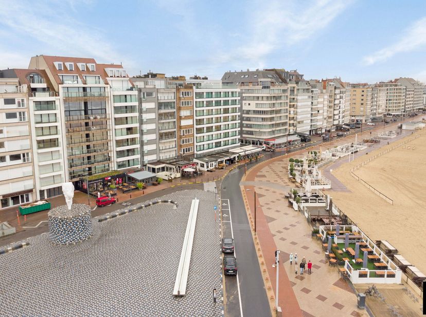 Appartement une chambre à coucher situé sur la place Rubens, avec une vue imprenable sur la plage et la mer. Situé à distance de marche des nombreux r