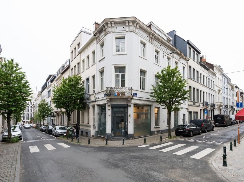ELSENE, in de buurt van de Europese instellingen, op een steenworp afstand van de Avenue Louise, dicht bij alle voorzieningen, INVESTERINGSGEBOUW met