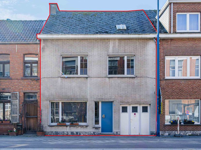 GOED GELEGEN WONING &lt;br /&gt;
 &lt;br /&gt;
Bestaande uit:  &lt;br /&gt;
- gelijkvloers: inkomhal, eetkamer, living, ruime keuken, badkamer met wc, berging, garage,