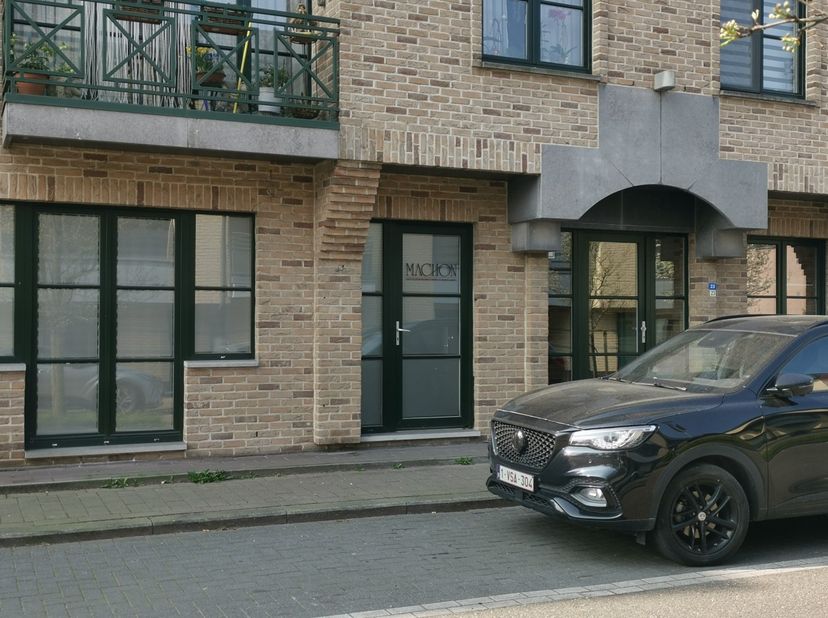 Dit gelijkvloers appartement verkeert in prima staat van onderhoud en werd in het verleden gebruikt als kantoorruimte.&lt;br /&gt;
Het app beschikt over lee