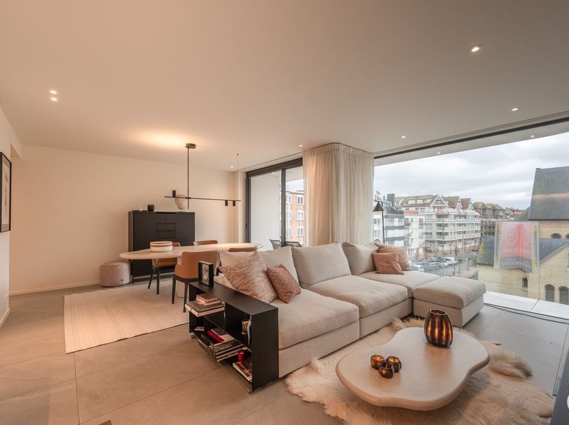 Entièrement fini dans les moindres détails, appartement récent avec une terrasse agréable, situé dans un emplacement de choix sur l&#039;avenue Dumortier.&lt;