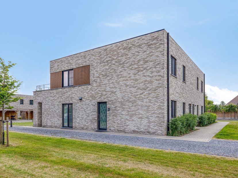 Gelegen in Bree, tussen de stadskern en het kanaal, vind je dit gelijkvloers appartement met 2 slaapkamers. Het is voorzien van centrale verwarming op