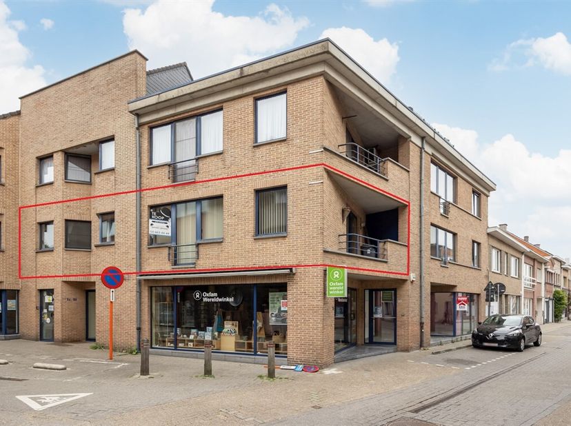 Op zoek naar een lichtrijk en instapklaar appartement op een toplocatie?Dan is dit ruime appartement vlak bij de Markt van Temse precies wat u zoekt!G