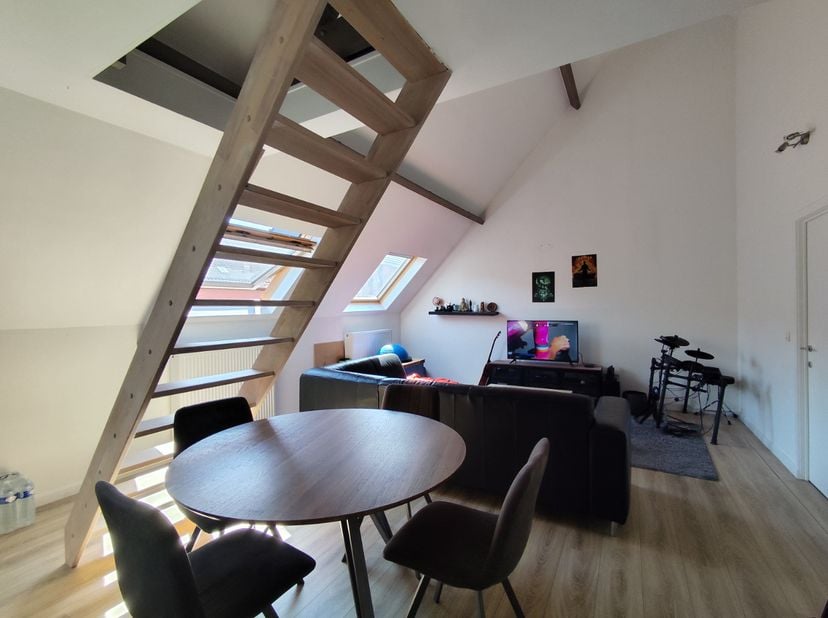 Ce charmant appartement situé au 1er étage offre une surface bien agencée comprenant : &lt;br /&gt;
-Un séjour lumineux&lt;br /&gt;
-Une cuisine semi-équipée&lt;br /