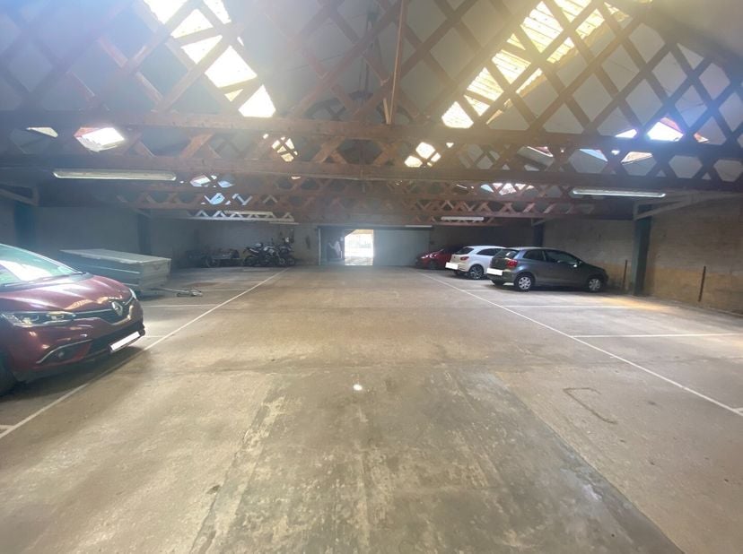 De loods zelf heeft een oppervlakte van maar liefst 363m2. Deze is ideaal geschikt voor opslag of zoals ze nu gebruikt wordt als parkeerloods (opbreng