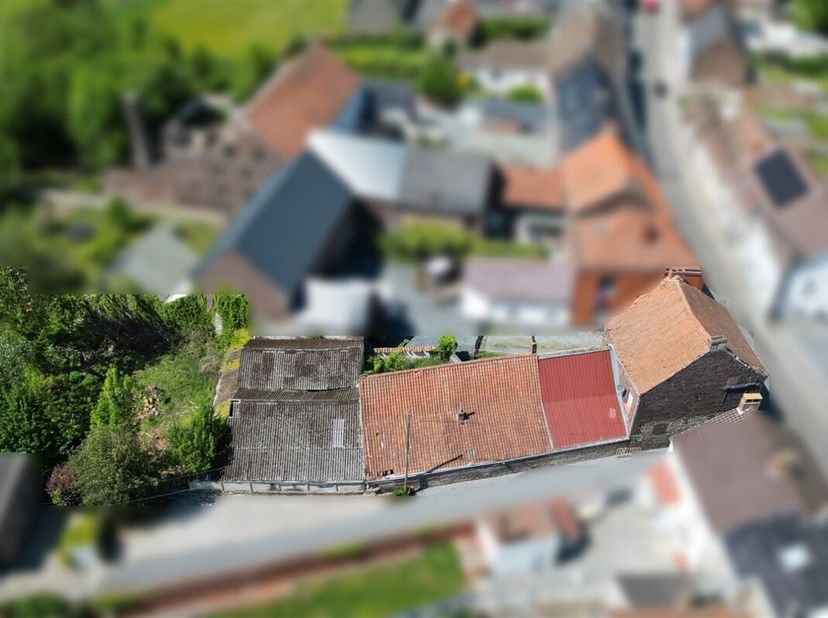 Grande maison d&#039;habitation 4 façades avec dépendances située au centre de Wiers sur 11 ares 20 centiares.&lt;br /&gt;
Ce bien à rénover, offre une superfici