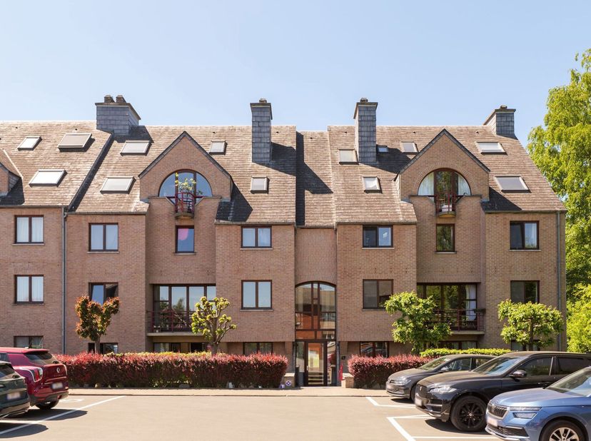 Jambes, magnifique APPARTEMENT en duplex (3ch+2sdb) situé au 3ème étage et au dernier étage dune belle résidence, proche de toutes les commodités Cet