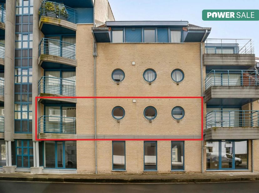 Ruim appartement (93m²) te koop in De Panne, op toplocatie vlakbij de Esplanade en de winkelstraat. Dit instapklare appartement beschikt over 2 slaapk