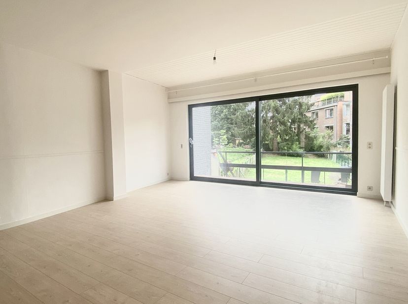 Idéalement située à Stockel, à proximité immédiate de la place Dumon, nous vous proposons cette magnifique maison 4 chambres de 217 m² + grand jardin.
