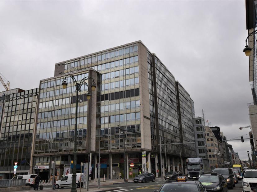 Bureaux de 355m² situé en plein quartier européen. Très facilement accessible en transports en commun. Espace très bien aménagé avec deux salles de ré