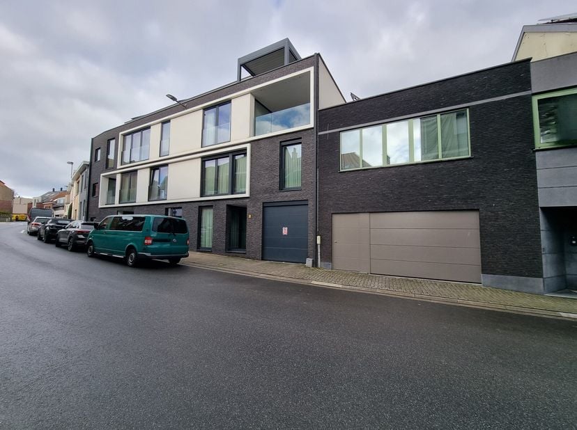 Deze ondergondse staanplaats bevindt zich in het hartje van Meise, met allerhande faciliteiten in de nabijheid kan je gerust zeggen dat dit een toploc