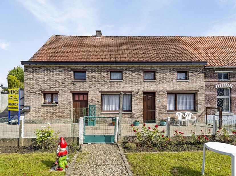 Nabij het dorp goed gelegen te renoveren FERMETTE (huisnummer 26) met garage en grote voortuin. De woning is ingedeeld met ruime living, ing. eiken ke