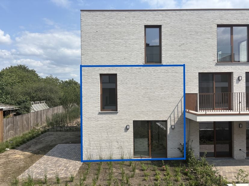 Deze woning of duplex-appartement is bijzonder rustig gelegen aan de rand van de site waardoor u zonder pottenkijkers ongestoord kan genieten op uw te