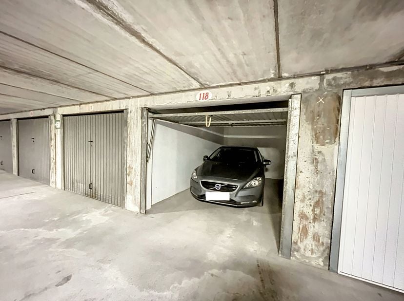 Garage box à vendre à Nieuwpoort-Bad. Le box de garage est situé au -1 de la Hendrikaplein, près de Albert I Laan et Zeedijk.&lt;br /&gt;
Dimensions:&lt;br /&gt;