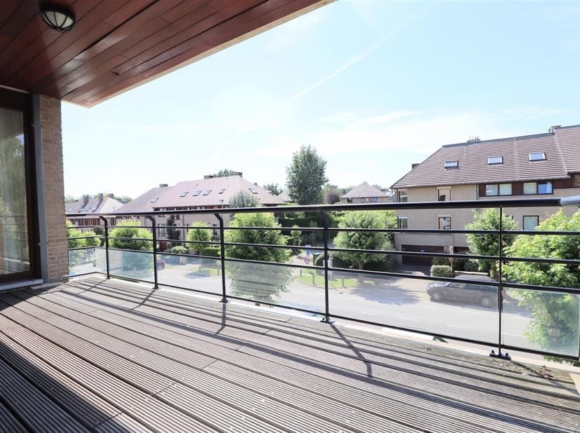 WOLUWE-SAINT-PIERRE, entre le shopping de la Woluwe et la Place Dumon (Metro Stockel). Spacieux APPARTEMENT (3ch/2sdb) de 134 m² avec terrasse et gara