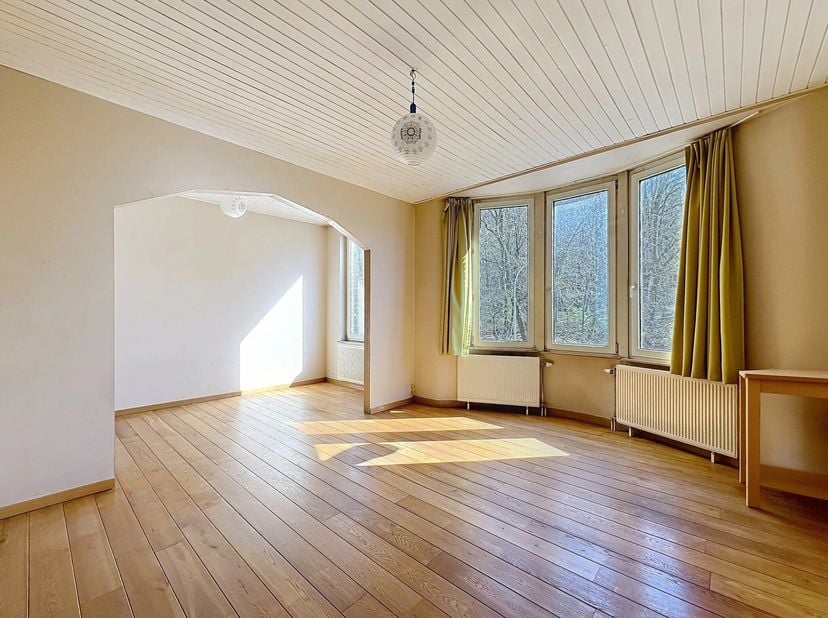 À vendre : charmant appartement 1 chambre à moderniser, idéalement situé proche du parc Duden à Forest, au 2ème étage dun petit immeuble, et à proximi