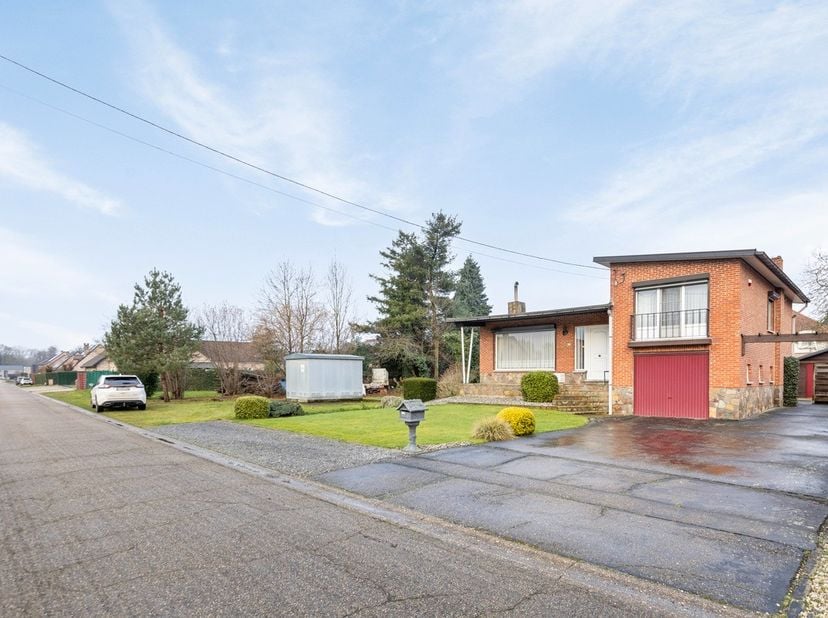 In de rustige en groene omgeving van Driesstraat 21, Heusden-Zolder, vind je deze vrijstaande woning die wacht op een nieuwe eigenaar om haar potentie
