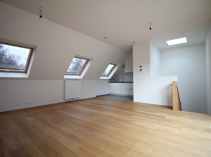 Situé dans un immeuble récent (2015) face à la place du Trône, lumineux duplex 2 chambres de 92 m² + terrasse 14 m² au 3ème étage comprenant : hall d’