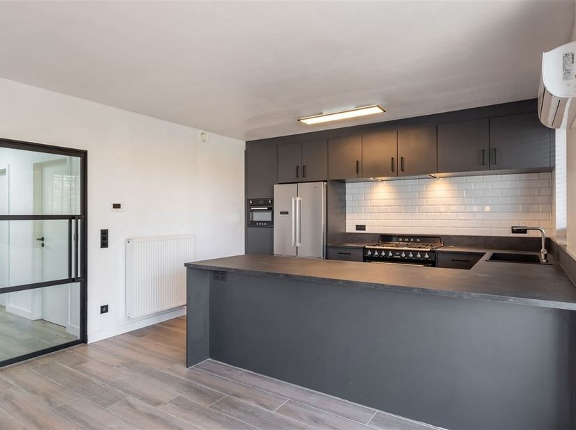 Recentelijk Gerenoveerd Appartement met 2 Slaapkamers op Toplocatie in Maasmechelen&lt;br /&gt;
Ligging&lt;br /&gt;
Dit centraal gelegen appartement bevindt zich
