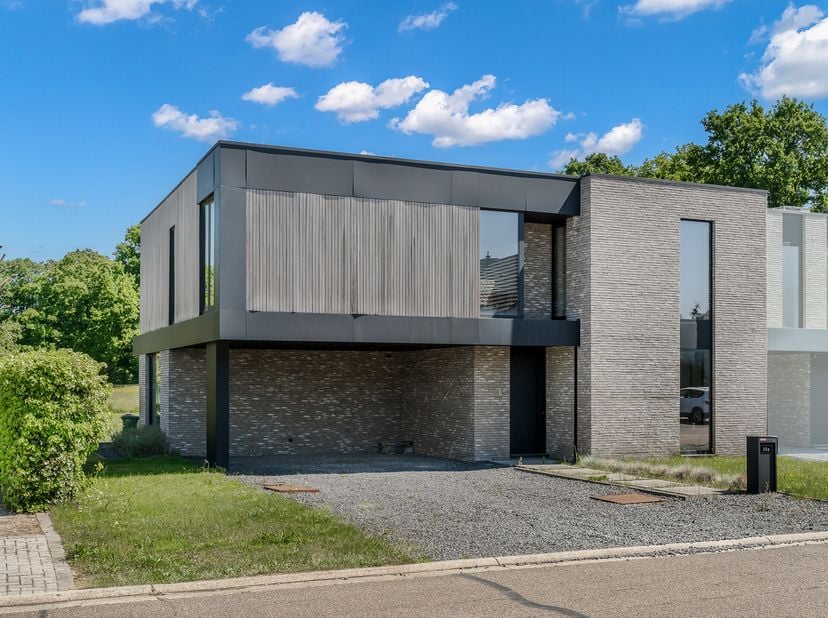 Exclusieve woning met dubbele carport in de rustige en groene omgeving van Diepenbeek. Deze halfopen bebouwing in Dorpheide combineert een strakke hed