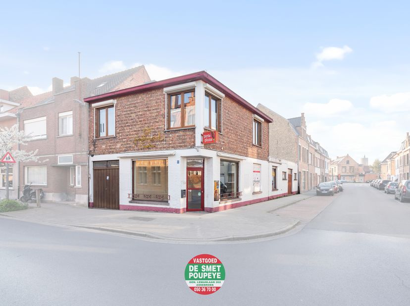 Dit handelseigendom is gelegen in Assebroek op de hoek van de Weidestraat en Sint-Katarinastraat. Dit zorgt voor een uitstekende zichtlocatie met heel