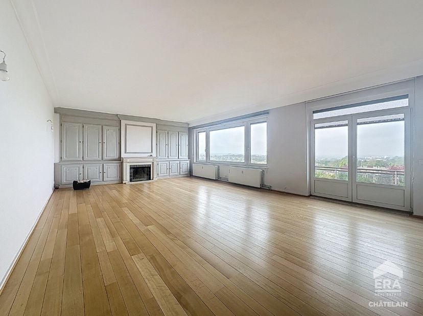 ERA Chatelain a le plaisir de vous proposer ce superbe appartement 3 chambres de 175 m², idéalement situé au cur de la prestigieuse commune dUccle.Sit