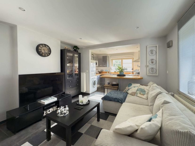 Charmant appartement 1 chambre en excellent état général et idéal pour une personne seule. Situé dans une rue calme à distance à pied de la charmante