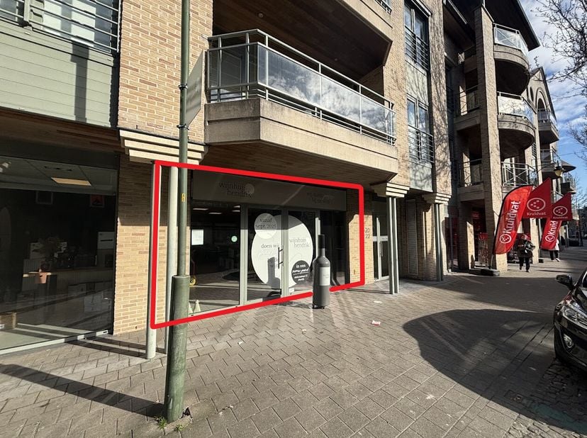 Vous recherchez un emplacement commercial de premier ordre? Ce bâtiment commercial prêt à emménager d&#039;environ 94 m², situé au cur de Deerlijk à côté d