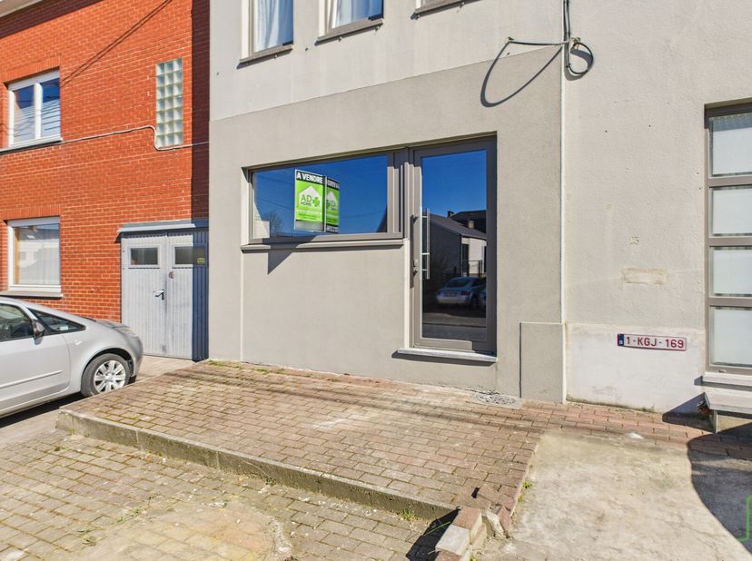 AD Home vous invite à découvrir ce rez-de-chaussée de +-83m², en état de gros uvre fermé, actuellement affecté à un usage commercial. Bénéficiant d&#039;un