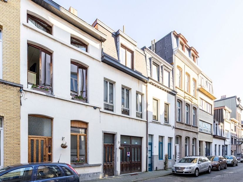 Bent u op zoek naar een woning met veel potentieel of bent u op zoek naar een eigendom die u nog compleet naar uw eigen hand kan zetten? Zoek dan niet