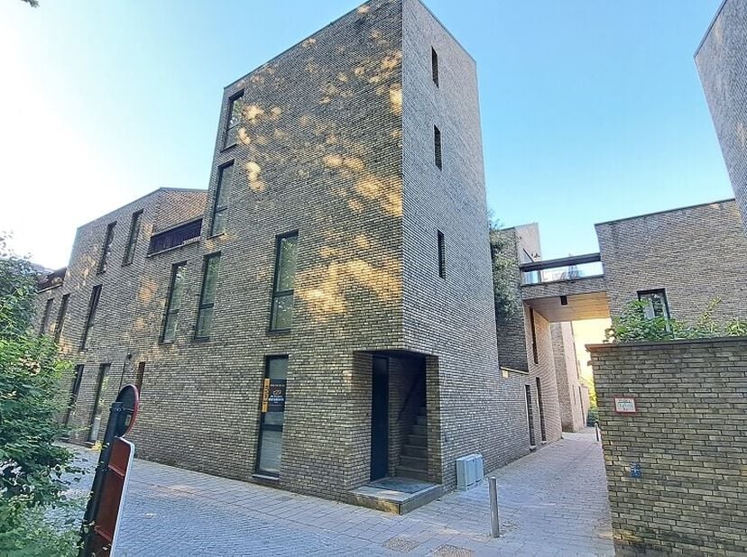 Dit eigentijds gelijkvloers appartement met een ruim ZONNETERRAS is zeer rustig gelegen in het centrum van Brugge, aan het Astridpark en vlakbij diver