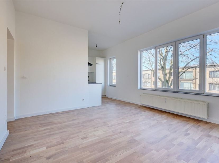 Dit instapklare appartement staat te koop in de Dennenlaan in Wilrijk. Op wandelafstand vinden we het centrum van Wilrijk, Park Den Brandt, het Middel