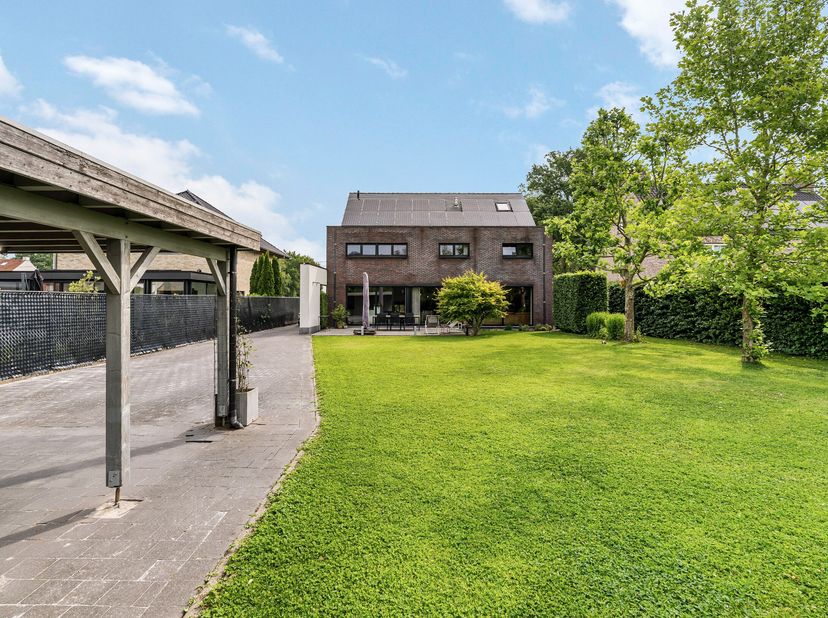 Deze moderne villa werd gebouwd in 2010 en is gelegen op een mooi perceel van 1698m² nabij invalswegen. De woning omvat een inkomhal met gastentoilet,