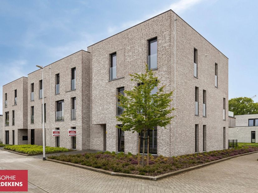 Zeker weten! Ben jij op zoek naar een tof stekje met twee slaapkamers én een gezellig terras? Of ben je eerder de investeerder die uitkijkt naar een s