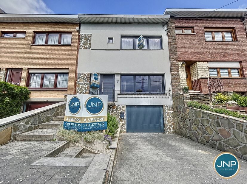 JNP Immobilier a le plaisir de vous présenter cette maison bel-étage au beau potentiel. Idéalement située à proximité de toutes les commodités (écoles