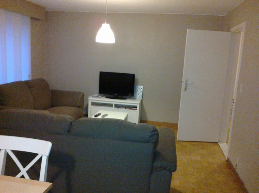 Ruim appartement van 90m², gelijkvloers met autostandplaats en bergkelder gelegen in het centrum van Leuven.&lt;br /&gt;
Het appartement (bouwjaar 1978) omv