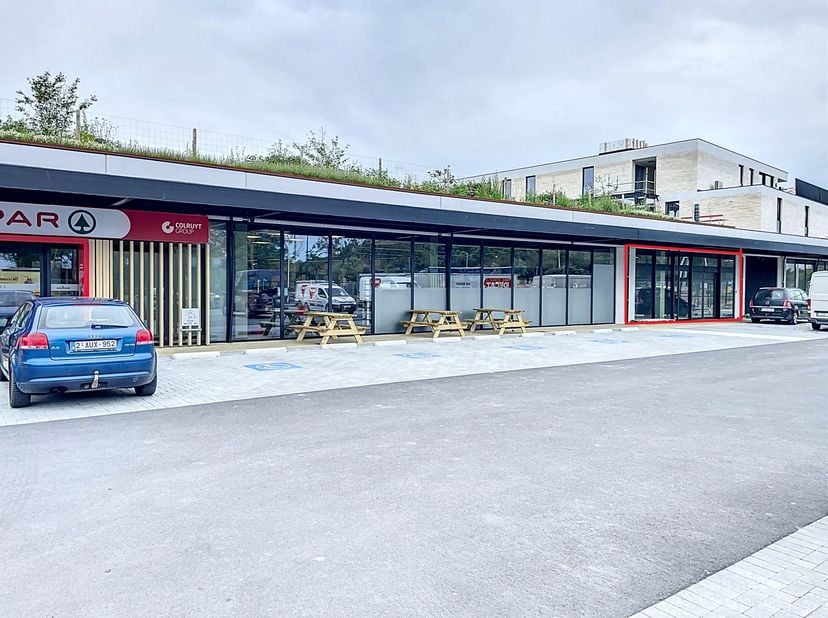Deze casco nieuwbouw handelsruimte ligt naast de supermarkt &#039; De Spar&#039; aan de krater rotonde te Veurne. In de nabijheid van de E40 en het AZ West.  ru