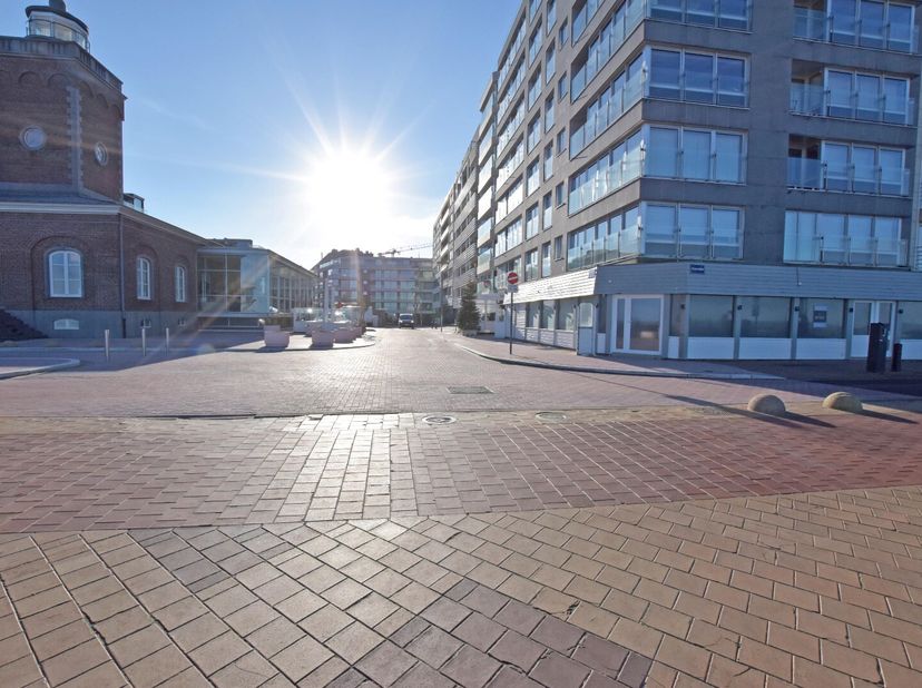 TE HUUR: Horeca pand gelegen op een top locatie, op de hoek van de Zeedijk-Knokke en het Lichttorenplein.&lt;br /&gt;
Uitzonderlijk hoekpand met binnenplaat
