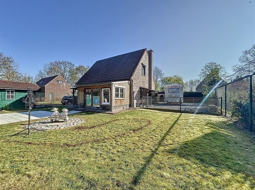 Open bebouwing  met 2 slaapkamers  en garage in recreatiezone op perceel van 677 m²&lt;br /&gt;
LIGGING : Kom volledig tot rust in deze gezellige en instapk