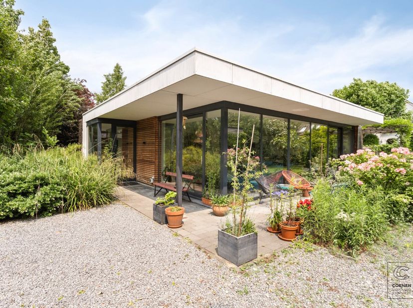 Deze prachtig instapklare laagbouwwoning met vier slaapkamers bevindt zich op een ruim perceel van 995 m² en is volledig omgeven door groen. Bij het b