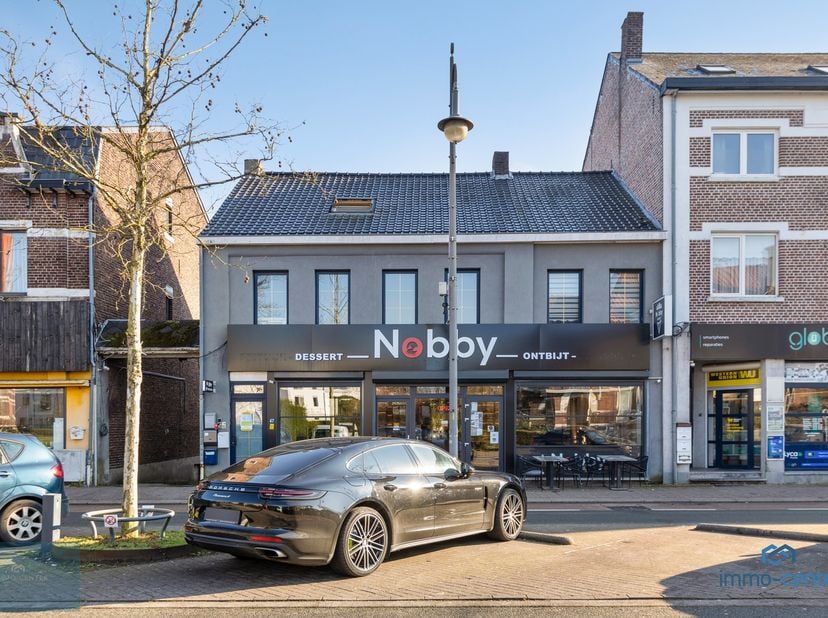 In de levendige Stalenstraat, pal tegenover het ziekenhuis, vind je deze knusse en stijlvol ingerichte horecagelegenheid.&lt;br /&gt;
Dit pand is klaar voor