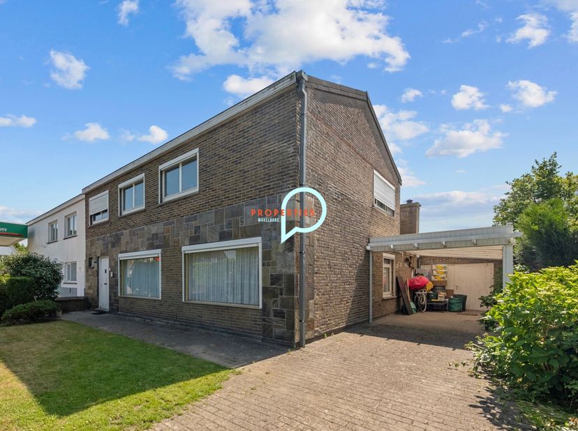 Op zoek naar een ruime en veelzijdige woning in het groene en gegeerde De Pinte? Deze verrassend ruime woning met een bewoonbare oppervlakte van maar