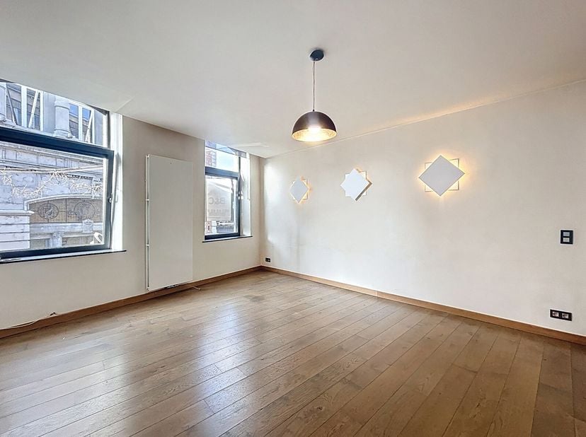 Ce superbe triplex, idéalement situé dans l&#039;hyper centre de Ciney, au premier étage d&#039;une petite résidence de 3 appartements, offre un cadre de vie ag