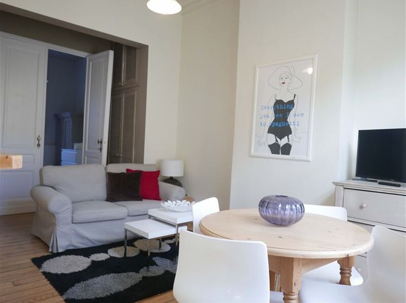 Description: Appartement meublé dans le quartier très recherché du Châtelain, proche des commerces et des transports en commun, situé au premier étage