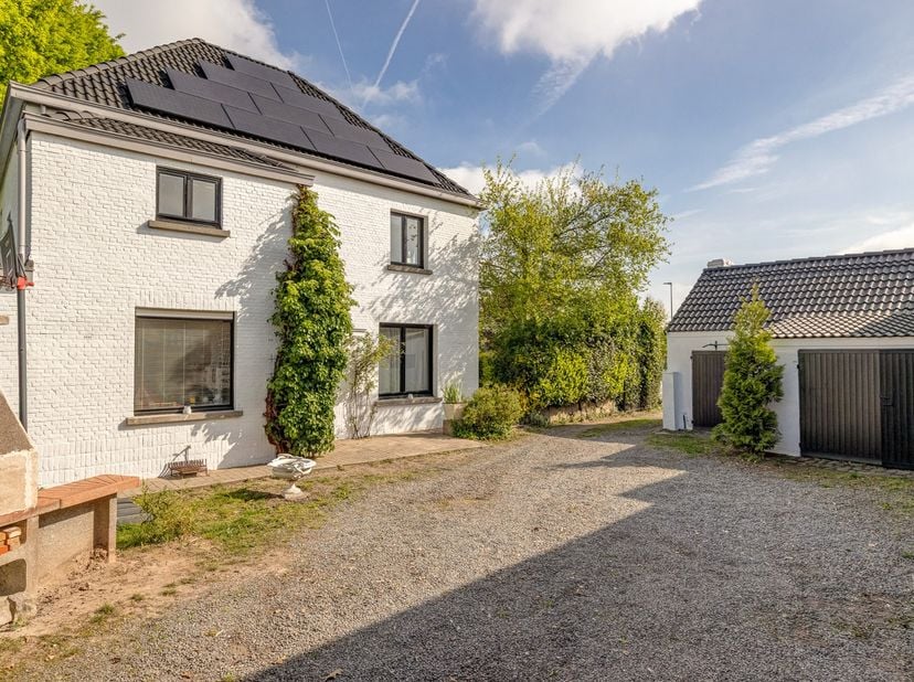 Deze volledig gerenoveerde woning in Bornem biedt ruimte en energiezuinigheid. Met 6 slaapkamers, 2 badkamers, een uitbreidbare zolder en een aparte B