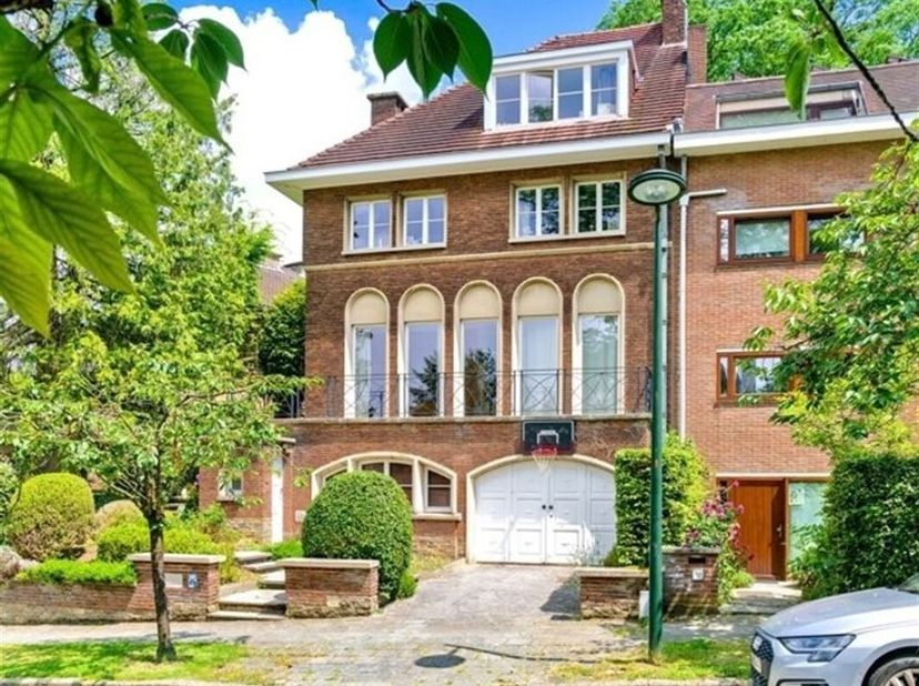 WOLUWE-SAINT-PIERRE, dans le quartier de Chant d&#039;oiseau magnifique MAISON 3 façades en lisière du PARC DE WOLLUWE de +/- 325 m²  elle se compose au re